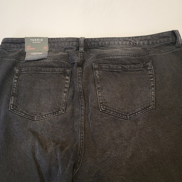 Torrid Crop Boyfriend Jean - Classic Denim Black Medium Wash Plus Size 20 NWT! - Picture 16 of 17